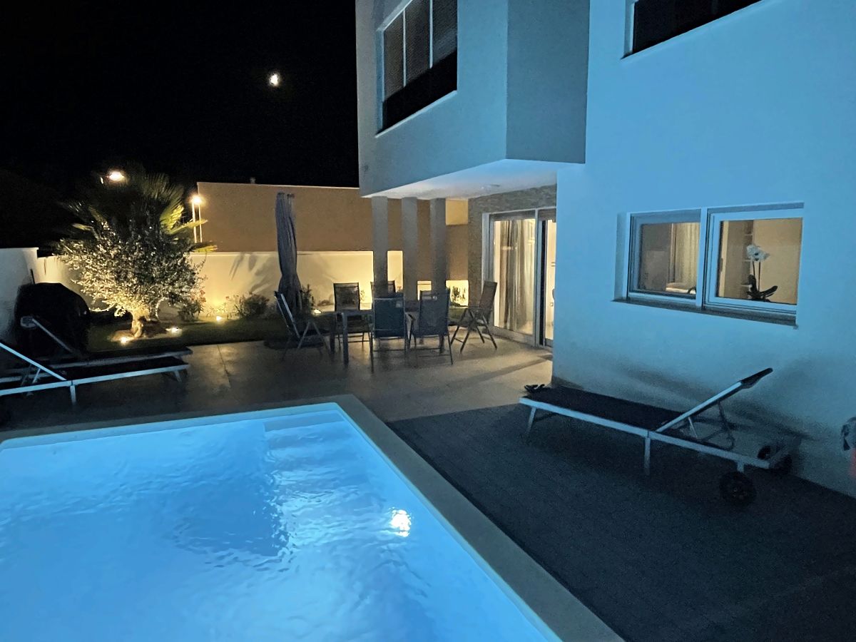 Ferienhaus DEA 2 mit beleuchtetem Pool und Terrasse bei Nacht in Vrsi-Mulo bei Zadar